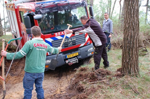 mannen helpen elkaar om de 4x4 training met de brandweer succesvol te laten slagen.